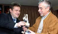 Олег Бурдиков вручает памятный приз Владимиру Грамматикову. 2007 год