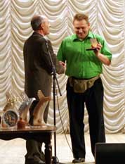 Борис Сергеев, зам. председателя Общества Российских кинолюбителей, вручает золотую мелаль UNICA директору кинофестиваля Олегу Бурдикову.